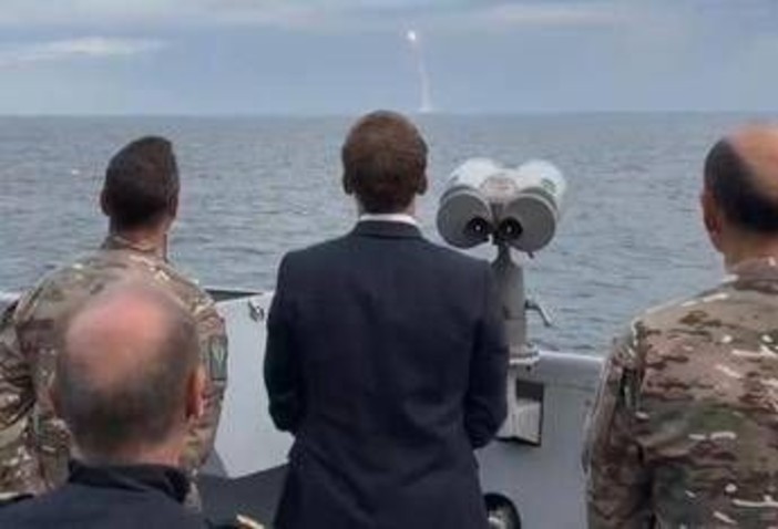 Francia, Macron assiste a lancio di prova missile intercontinentale da sottomarino nucleare