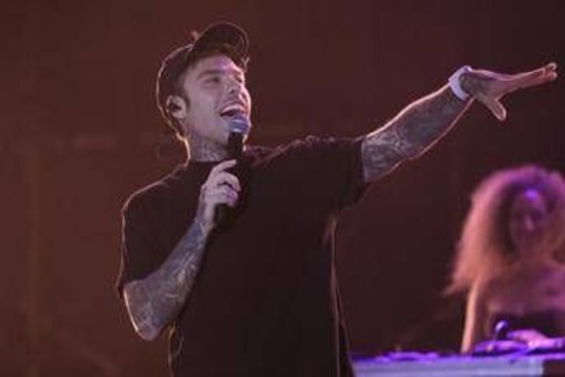 Milano, cameriere fa una foto a Fedez in discoteca e viene aggredito dai buttafuori: indagini in corso Milano, cameriere fa una foto a Fedez in discoteca e viene aggredito dai buttafuori: indagini in corso