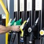 Carburanti, tetto ai prezzi in metà delle stazioni di servizio: calano benzina e gasolio Carburanti, tetto ai prezzi in metà delle stazioni di servizio: calano benzina e gasolio