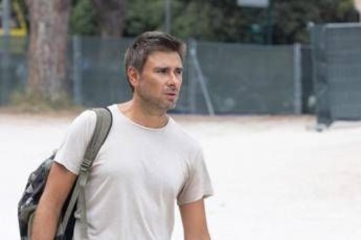 Alessandro Di Battista tornato in Italia dopo il malore: il volo in tre tappe e il ricovero al Gemelli, cosa sappiamo