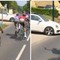 Paura al Giro del Delfinato, auto rischia di investire i ciclisti - Video