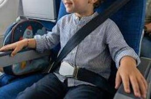 Bambino non vuole di allacciarsi la cintura prima del decollo, volo cancellato