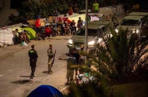 Ceuta, video mostrano militari picchiare migranti: il governo spagnolo apre un'inchiesta Ceuta, video mostrano militari picchiare migranti: il governo spagnolo apre un'inchiesta