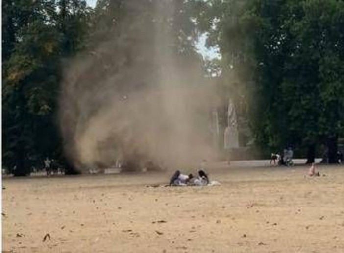 Il 'diavolo di sabbia' attraversa un parco di Londra: paura tra i presenti Il 'diavolo di sabbia' attraversa un parco di Londra: paura tra i presenti