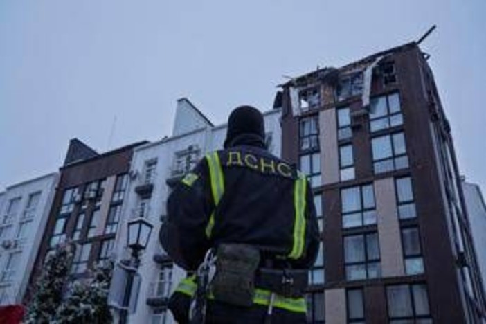 Ucraina, nuovo attacco con droni su Kiev: Mosca colpisce ponte per rifornimenti militari Ucraina, nuovo attacco con droni su Kiev: Mosca colpisce ponte per rifornimenti militari