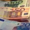 Senzatetto trova 4mila euro in una valigetta e... li distribuisce ai passanti Senzatetto trova 4mila euro in una valigetta e... li distribuisce ai passanti
