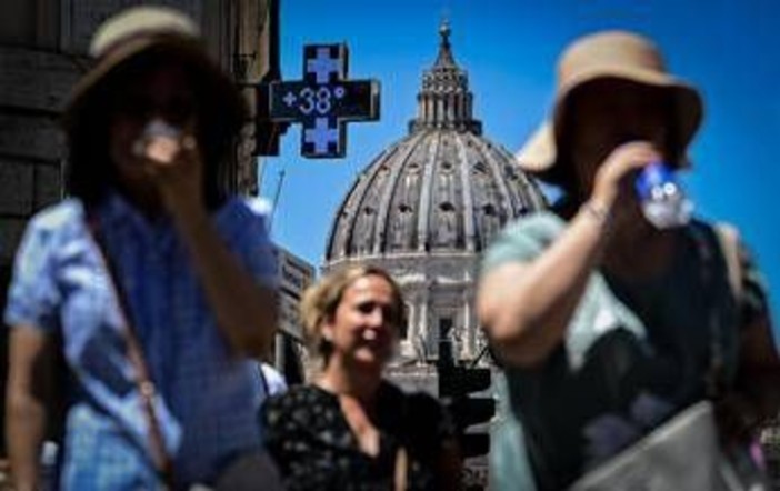 Caldo rovente sull'Italia, oggi allerta arancione in 14 città. Domani i primi 4 bollini rossi Caldo rovente sull'Italia, oggi allerta arancione in 14 città. Domani i primi 4 bollini rossi