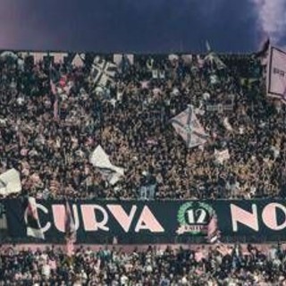 Petardi in campo, rissa e ospiti scortati fuori: caos in Palermo-Catanzaro