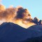 Etna, fontana di lava dal cratere voragine e voli dirottati