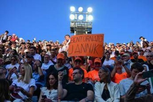 Sinner, &quot;Si na' pret&quot; e Kyrgios in lacrime: cori e cartelloni al Foro Italico