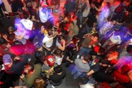 Milano, 19enne all'uscita discoteca denuncia: "Mi hanno violentata" Milano, 19enne all'uscita discoteca denuncia: "Mi hanno violentata"