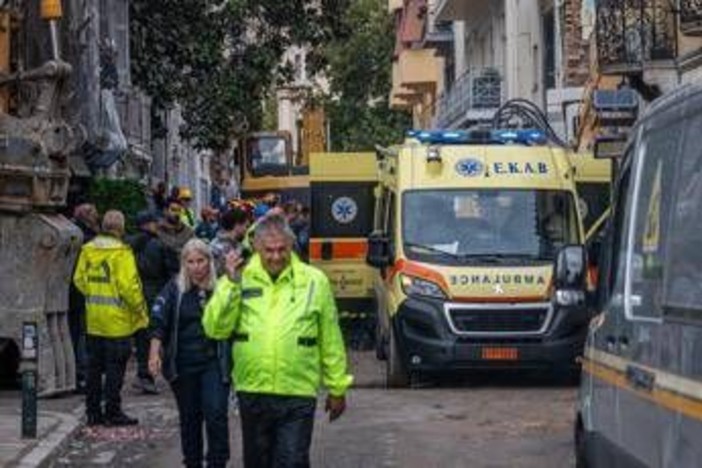Esplosione e crollo di un palazzo ad Atene, sale a sei il bilancio delle vittime: morta una famiglia di turisti americani