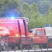 Scontro frontale, auto cade nel lago di Como: morto un uomo, grave una donna Scontro frontale, auto cade nel lago di Como: morto un uomo, grave una donna