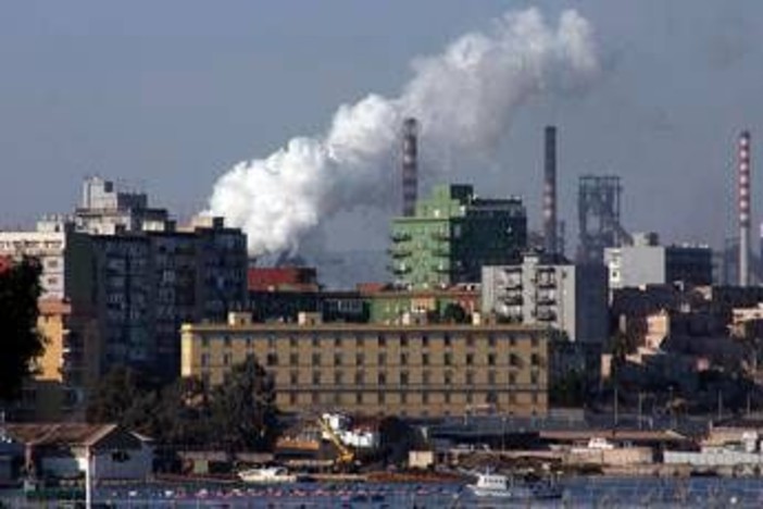 Ex Ilva Taranto, incendio sull'escavatore: operaio scappa e riporta fratture multiple