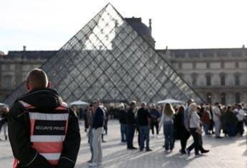 Furto al Louvre, media: "Arrestato terzo sospetto" Furto al Louvre, media: "Arrestato terzo sospetto"
