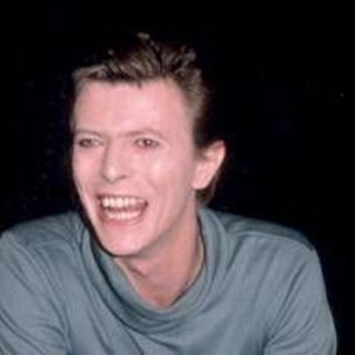 David Bowie, a 10 anni dalla morte esce la biografia 'Oltre lo spazio e il tempo' David Bowie, a 10 anni dalla morte esce la biografia 'Oltre lo spazio e il tempo'