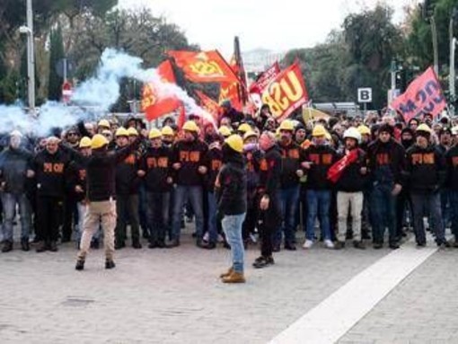Ex Ilva, terzo giorno di protesta: presidi davanti alla raffineria a Taranto, corteo a Genova Ex Ilva, terzo giorno di protesta: presidi davanti alla raffineria a Taranto, corteo a Genova