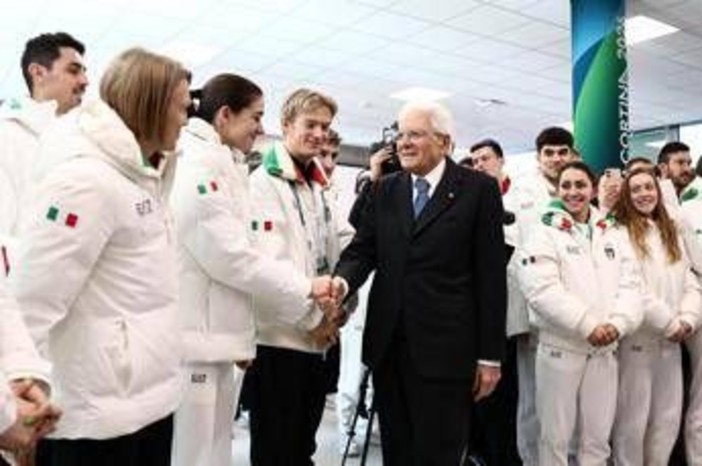 Mattarella al Villaggio olimpico: dal pranzo con gli atleti al regalo ricevuto dagli azzurri, la visita del presidente