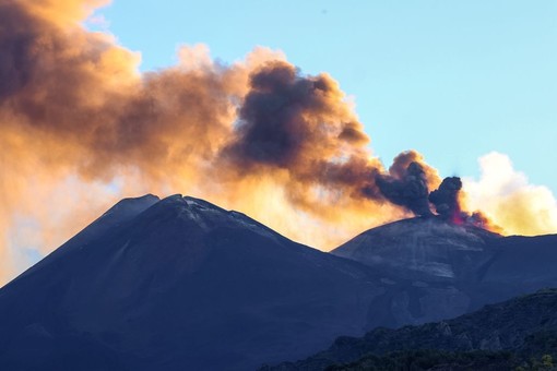 Etna, fontana di lava dal cratere voragine e voli dirottati Etna, fontana di lava dal cratere voragine e voli dirottati