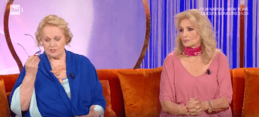 Siparietto tra Iva Zanicchi e Katia Ricciarelli, il tradimento e la frecciata: "Che troika" Siparietto tra Iva Zanicchi e Katia Ricciarelli, il tradimento e la frecciata: "Che troika"