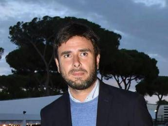 Di Battista, l'operazione a Cuba e il rientro slittato: per ora l'ex M5S non torna in Italia