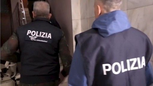 Faceva propaganda all’Isis e aveva tutorial per bombe, arrestato 16enne a Como Faceva propaganda all’Isis e aveva tutorial per bombe, arrestato 16enne a Como