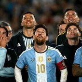 Messi, i regali per l’addio all’Argentina: dal 'bracciale della leggenda' ai cartellini dell'arbitro e... la Coppa America